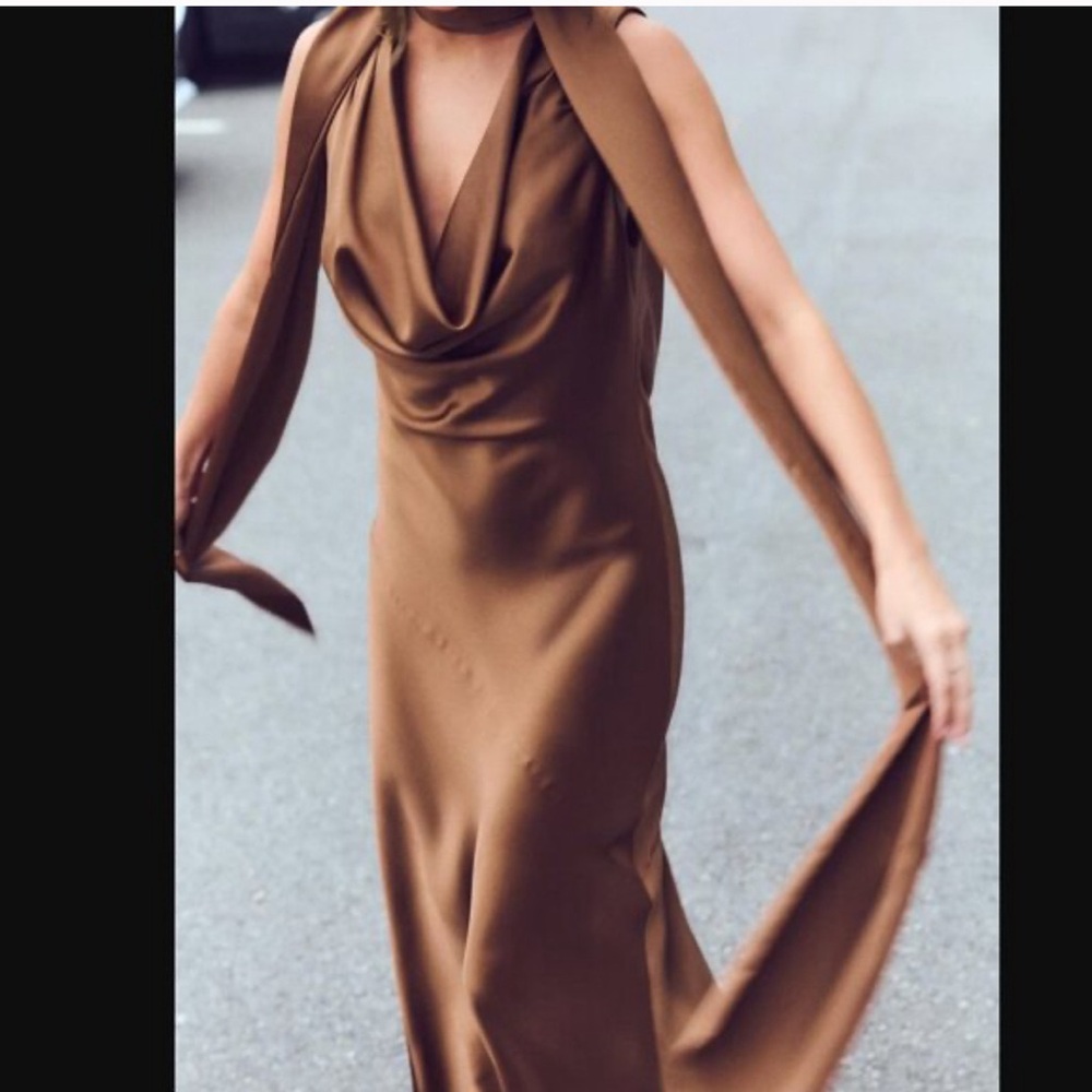 SATIN EFFECT DRESS WITH BOW
CARAMEL. Size M